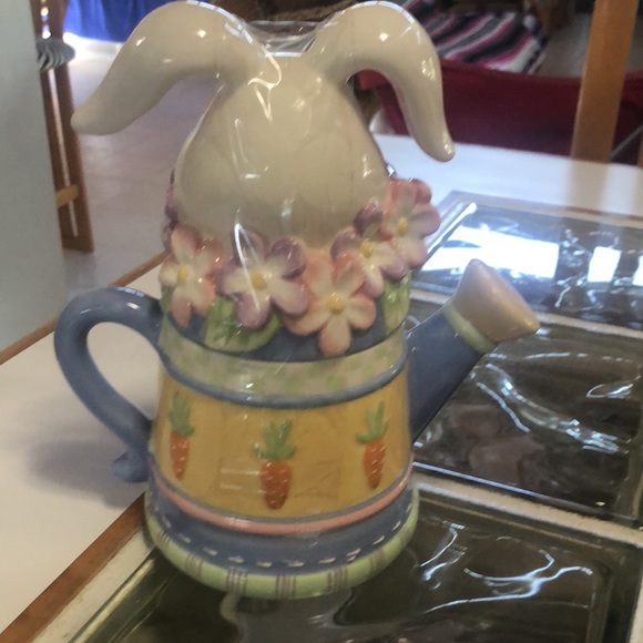 Hippity hop Easter bunny tea 
Pot -so adorable, decorated flowers and carrots!! - Picture 4 of 6